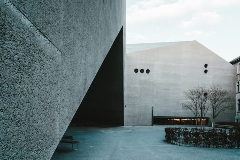 mortgage rates in Zurich 2025 - Photo by Claudio Schwarz on Unsplash