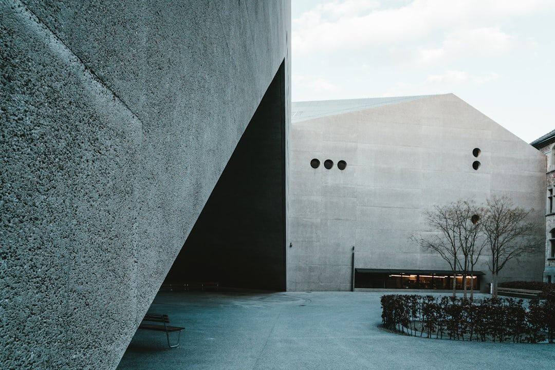 mortgage rates in Zurich 2025 - Photo by Claudio Schwarz on Unsplash